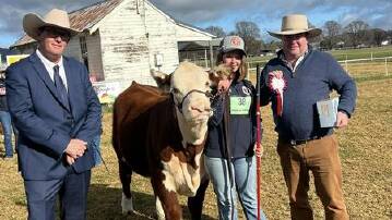Canowindra's Florence McDonald with the Intermediate Champion Heifer, Rayleigh Queenie U121. Also pictured are judge Scott Myers and chair of Herefords Australia Marc Greening. Image Herefords Australia Youth.